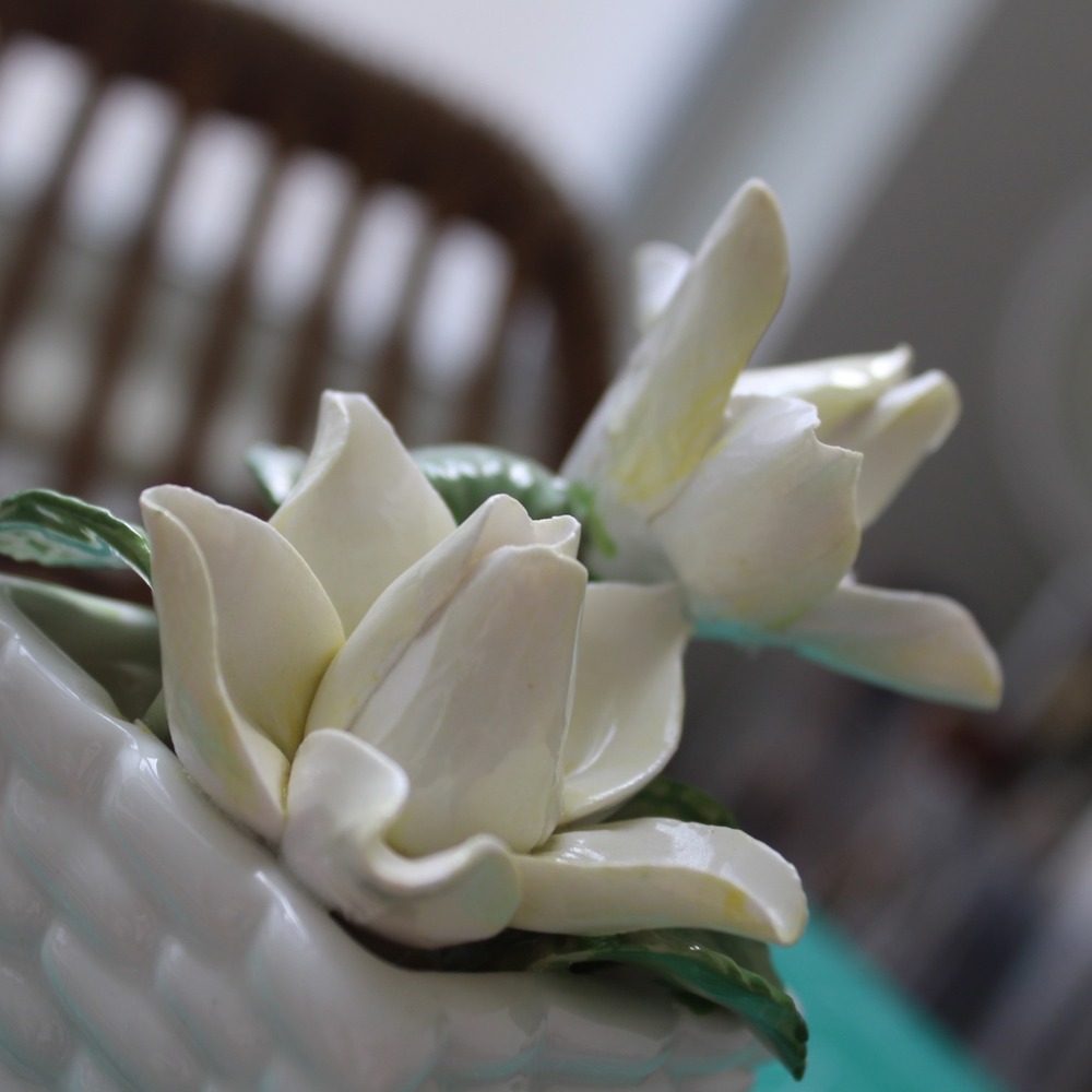 Radnor Bone China Figurine White Flowers‎ Green Leaves Basket Staffordshire - Picture 12 of 14